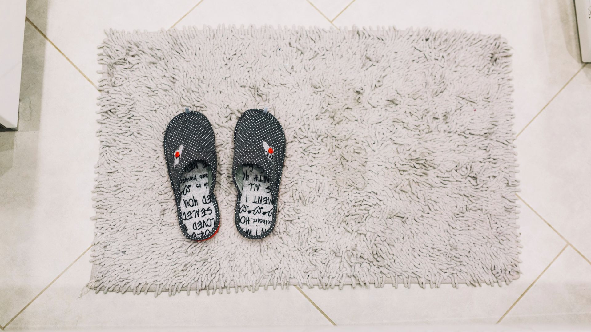 rekomendasi keset kamar mandi serap air terbaik dan anti slip