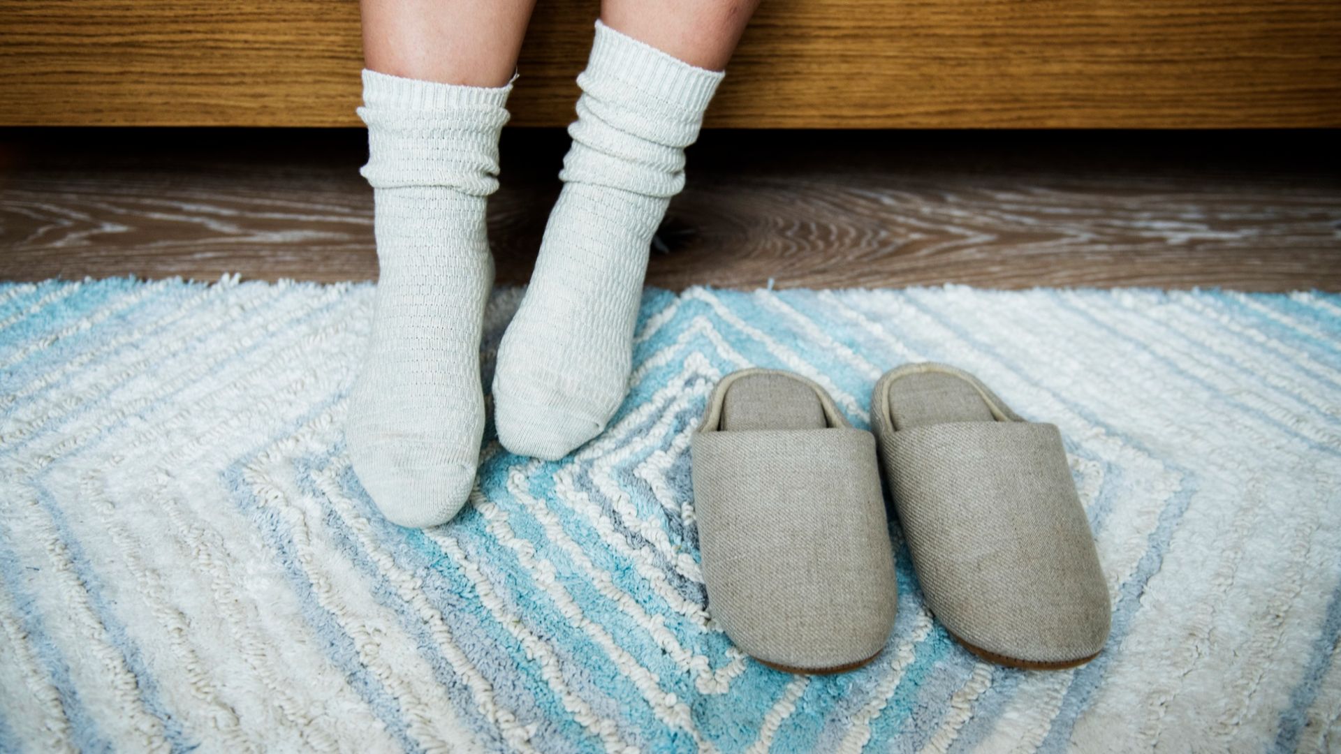 Rekomendasi sandal rumah terbaik nyaman anti slip